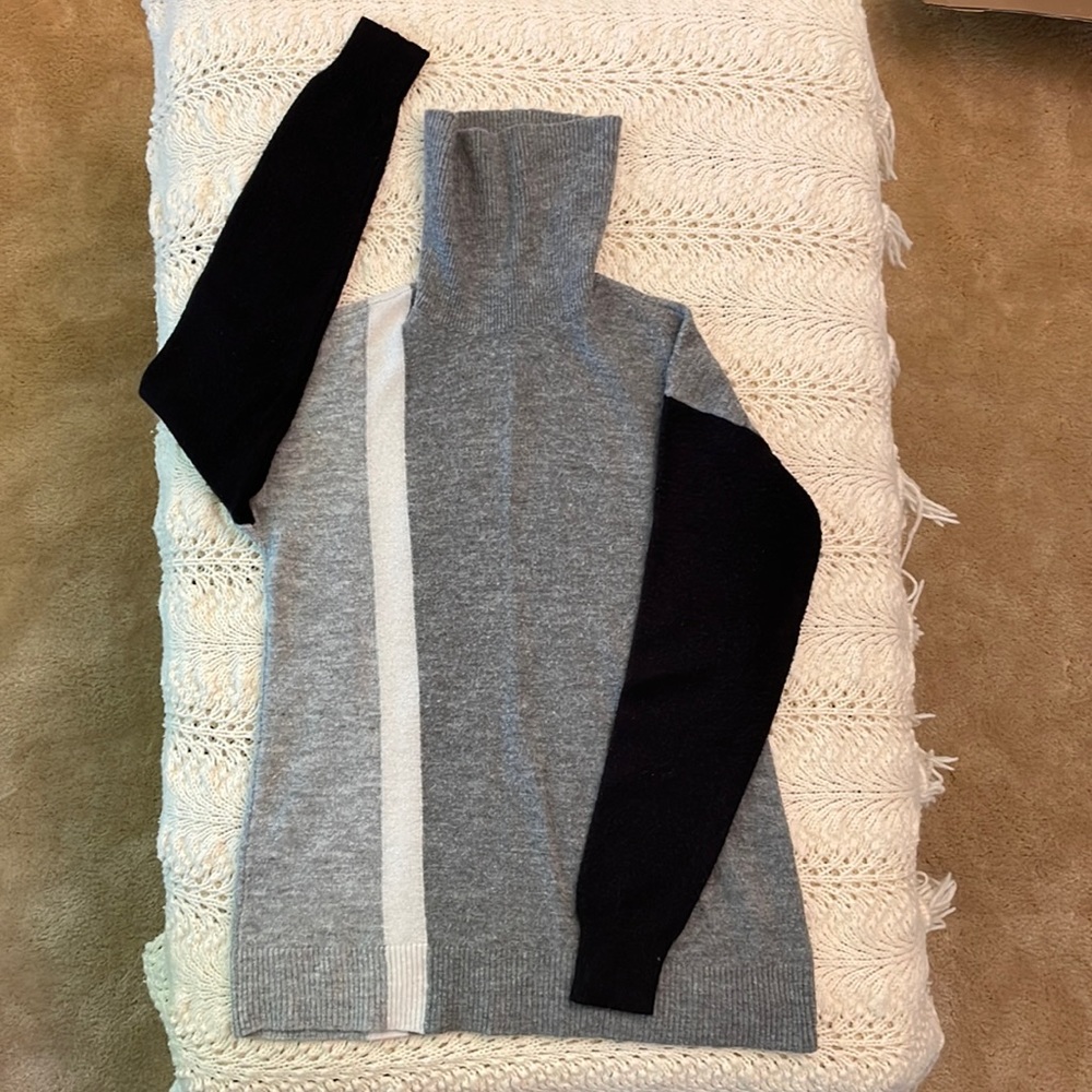 Turtleneck/cowl neck sweater with long sleeves